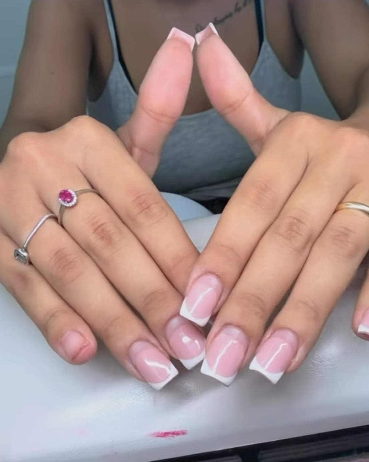 Manicura cuadrada con francesa blanca clásica sobre base rosada