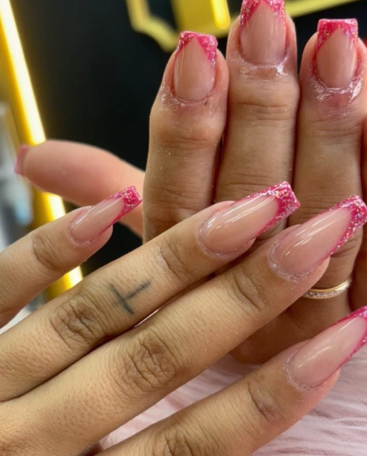 Uñas largas cuadradas con francesa en rosa fucsia con purpurina
